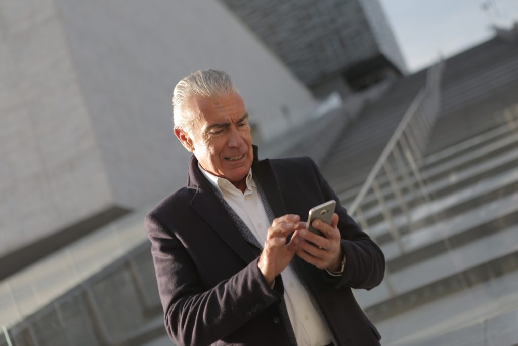 Profissional usando smartphone para organizar atendimentos