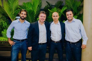 CDATA[Trocar informações e experiências utilizando o computador ou o smartphone é ágil e eficaz. Mas o atual estado da arte tecnológica, ainda não nos oferece uma ferramenta digital que permita o intercâmbio de dados com a mesma riqueza que há em interações humanas num mesmo espaço físico. Ainda é mais produtivo conversar acompanhando expressões faciais, entonações verbais e outras características sensoriais. E se existisse um local para estes encontros?
Surge um novo pólo de empreendedorismo
Com esta dor latente, liderados por Pedro Menezes da Cotak, um grupo de empreendedores do San Pedro Valley (o melhor ecossistema de empreendedorismo e inovação do Brasil) procurou o banco Intermedium com a intenção de inicialmente unir startups e seus empreendedores em um espaço colaborativo, para que juntos pudessem desfrutar da proximidade física em busca de maior troca de ideias, experiências e conhecimento. A proposta foi tão bem aceita pela comunidade de empreendedores e grandes empresas mineiras que, quase sem querer, um novo pólo de inovação começou a ser idealizado – assim nasceu o Órbi. Logo nos primeiros dias, o banco Intermedium comprou a proposta de criar um novo centro de gravidade. Um ponto de forças de atração para que startups nascentes, empresas de inovação, investidores e mantenedores tivessem um espaço para orbitar. Cada elemento com possibilidade de trilhar seu próprio caminho, mas sempre atraídos por uma grande massa de conhecimento. Pelo desejo de fazer a diferença positiva e de compor um corpo com muita matéria disruptiva. E com a chancela do melhor banco digital brasileiro, pouco a pouco, outros grandes players do cenário mineiro se uniram ao time de mantenedores do projeto: Localiza, MRV e BMG Uptech.![