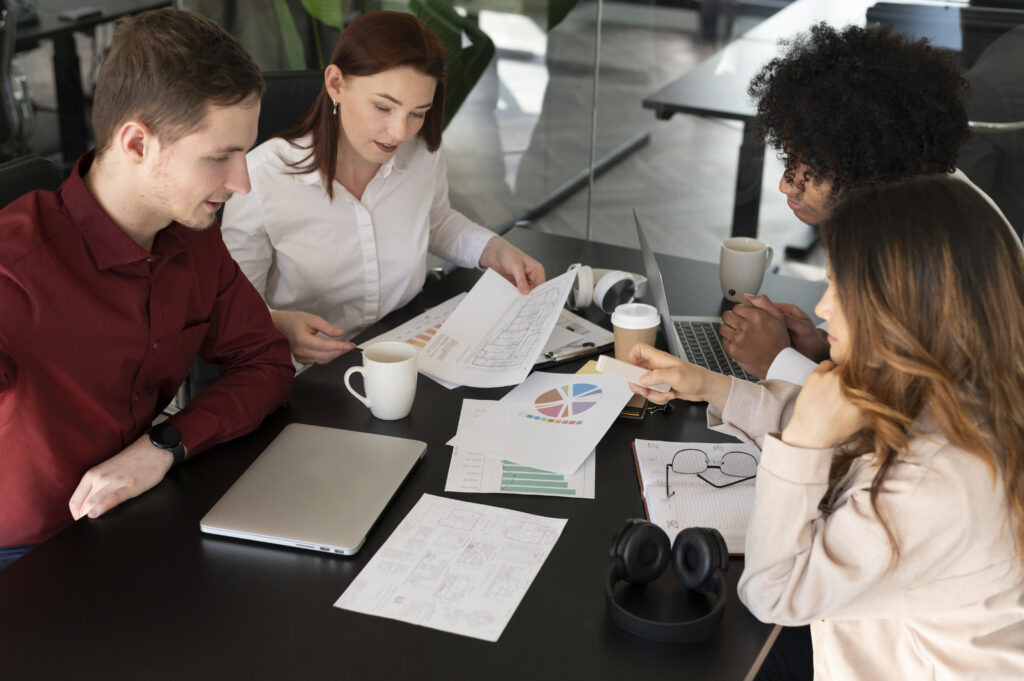 Equipe avaliando informações para criar uma solução digital